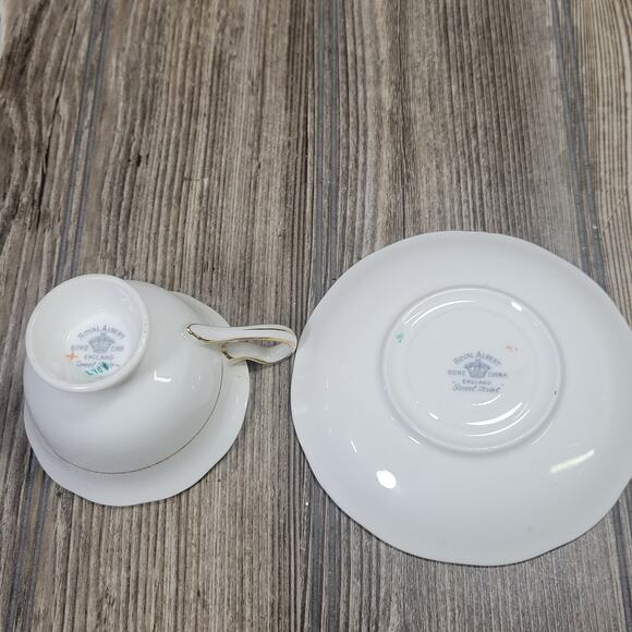 Vintage Sweet Violet Teacup, Royal Albert Bone China England - Picture 6 of 6